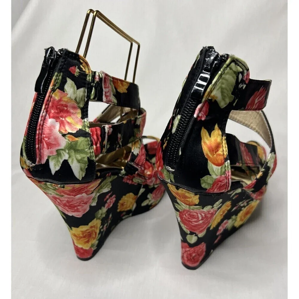 Red Circle Floral Platform Women’s shoes Size 10